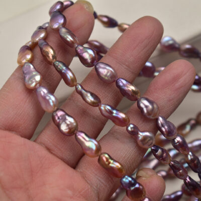 Perlas en forma de lágrima de color púrpura, con buen brillo y pequeñas imperfecciones, de 8-12 mm.