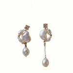 Boucles d'oreilles asymétriques baroques en perles et zircon, serties de clous : détails et présentation