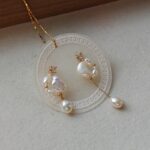 Boucles d'oreilles asymétriques baroques en perles et zircon - Détails - Présentation