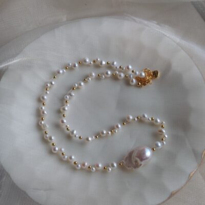 Collar de perlas y cuentas de oro barrocas de agua dulce