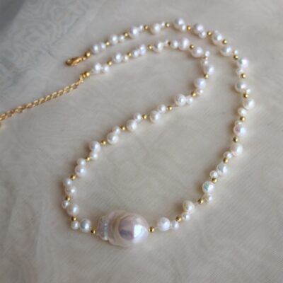 Collar barroco de perlas y oro con detalles