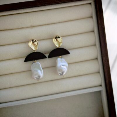 Boucles d'oreilles baroques en bois d'ébène plaqué or et perles