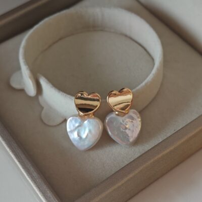 Boucles d'oreilles en perles d'eau douce couleur or en forme de cœur