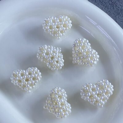 Colgante de perlas en forma de corazón tejido a mano