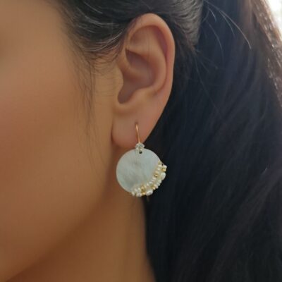 Boucles d'oreilles artisanales en nacre et perles d'eau douce (disques)