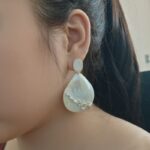 Boucles d'oreilles en nacre S925 avec perles en grappe - Détails - Présentation
