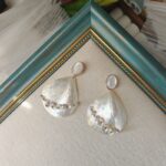 Boucles d'oreilles S925 en nacre avec perles en grappe - Détails - Afficher