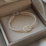 Pulsera de doble hebra de perlas cultivadas con nudo de plata S925