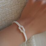 Pulsera de doble hebra de perlas con nudo de plata 925: detalles