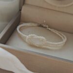 Pulsera de doble hebra de plata S925 con nudo de perlas y detalles