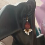 Boucles d'oreilles à pompons en argent 925, bois d'ébène et perle - Détails - Présentation