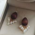 Boucles d'oreilles à pompons en argent 925, ébène et bois, perles - Détails