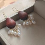 Boucles d'oreilles à pompons en argent 925, ébène et bois, ornées de perles - Détails - Présentation