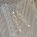 Pendientes de plata 925 con perlas de agua dulce y nudo tejido (detalles)