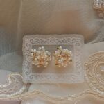 Boucles d'oreilles à clous en argent 925, perles de culture d'eau douce et motif floral - Détails - Présentation