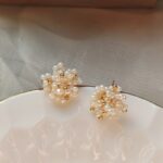Boucles d'oreilles à clous en argent 925, perles de culture d'eau douce et motif floral.
