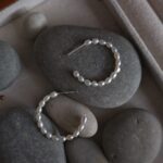 Boucles d'oreilles créoles en argent 925 avec perles d'eau douce - Détails - Présentation