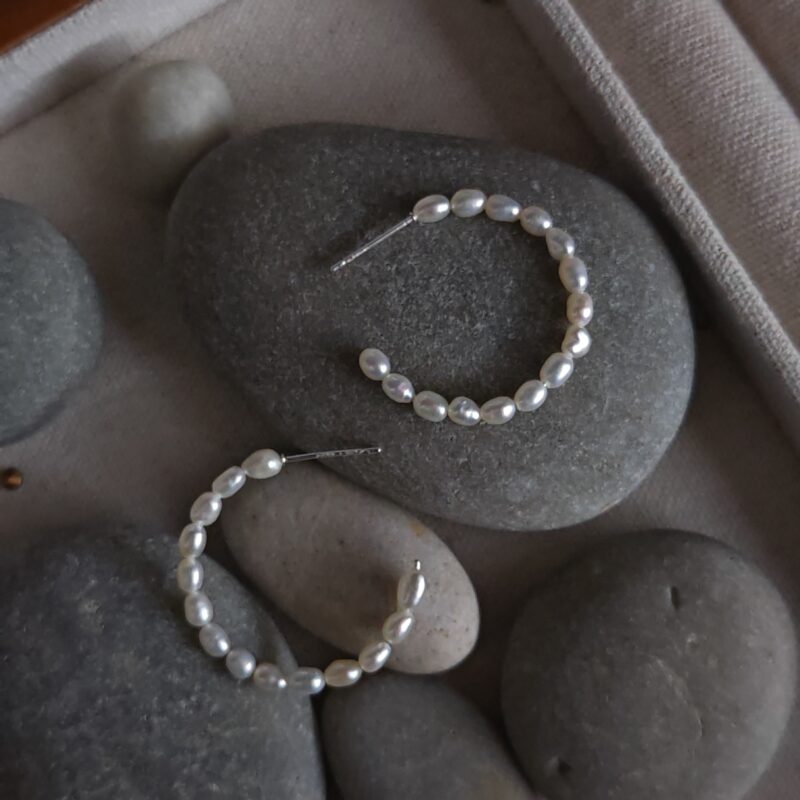 Boucles d'oreilles créoles en argent 925 avec perles d'eau douce - Détails - Présentation