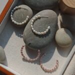 Présentoir de boucles d'oreilles créoles en argent 925, perles d'eau douce et perles.