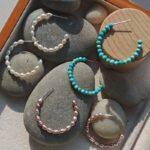 Boucles d'oreilles créoles en argent 925, ornées de perles d'eau douce (vue de face)