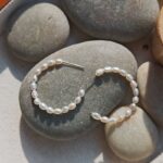 Boucles d'oreilles créoles en argent 925 avec perles d'eau douce et détails apparents