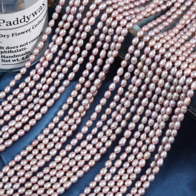 Perles de riz de couleur naturelle de 4 à 4,5 mm avec un lustre lisse