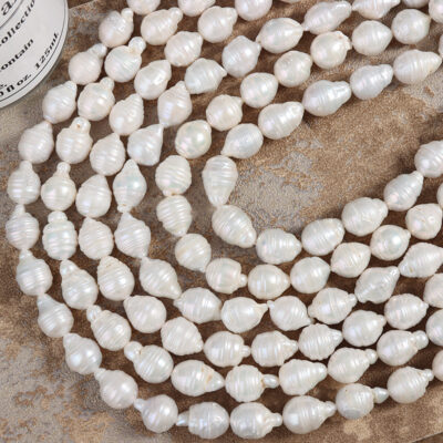Perlas barrocas de agua dulce en forma de lágrima de 9-10 mm con buen brillo.