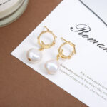 Pendientes barrocos de perlas de agua dulce con forma de lazo.