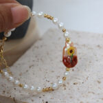 Exhibición de detalles de la pulsera Edison-Baroque-Freshwater-Pearl-Sunflower