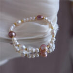 Pulsera Flora-Baroque de perlas de agua dulce con detalles de cuentas de oro