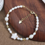 Pulsera de perlas barrocas de agua dulce con detalles dorados - Exhibición