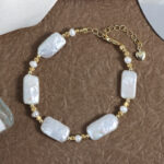 Pulsera barroca de perlas de agua dulce con detalles dorados