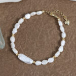 Pulsera barroca de perlas de agua dulce con detalles dorados.