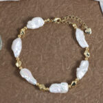 Pulsera de perlas barrocas de agua dulce con detalles dorados - Exhibidor