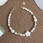 Pulsera barroca de perlas de agua dulce con detalles dorados