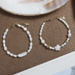 Pulsera barroca de perlas de agua dulce con detalles dorados.