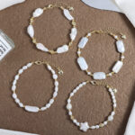 Pulsera de perlas barrocas de agua dulce con detalles dorados.