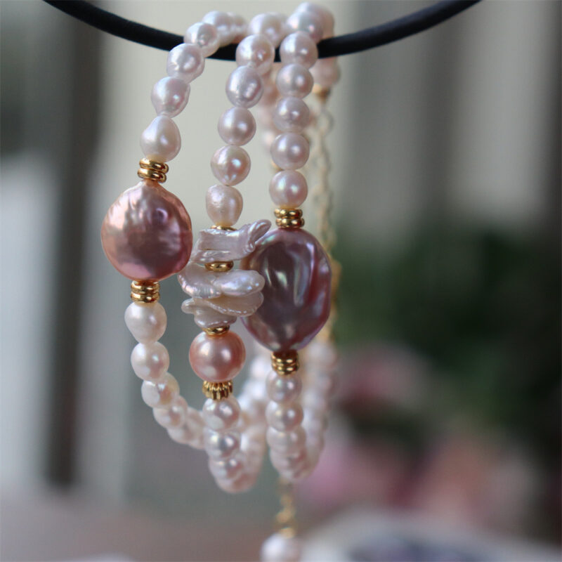 Pulsera hecha a mano con perlas de agua dulce francesas en capas: detalles y exhibición.