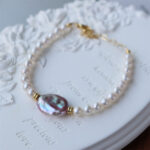 Pulsera hecha a mano con perlas de agua dulce francesas en capas: detalles.