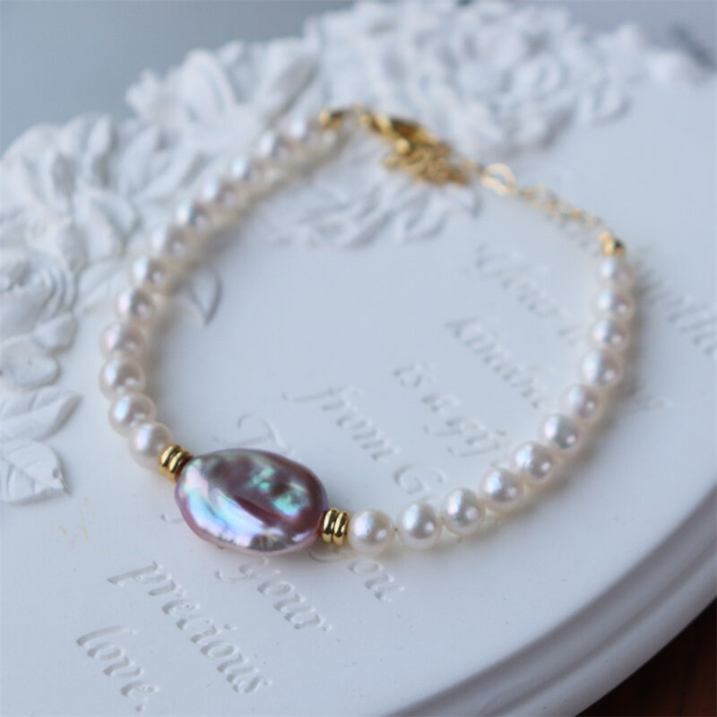 Pulsera hecha a mano con perlas de agua dulce francesas en capas: detalles.