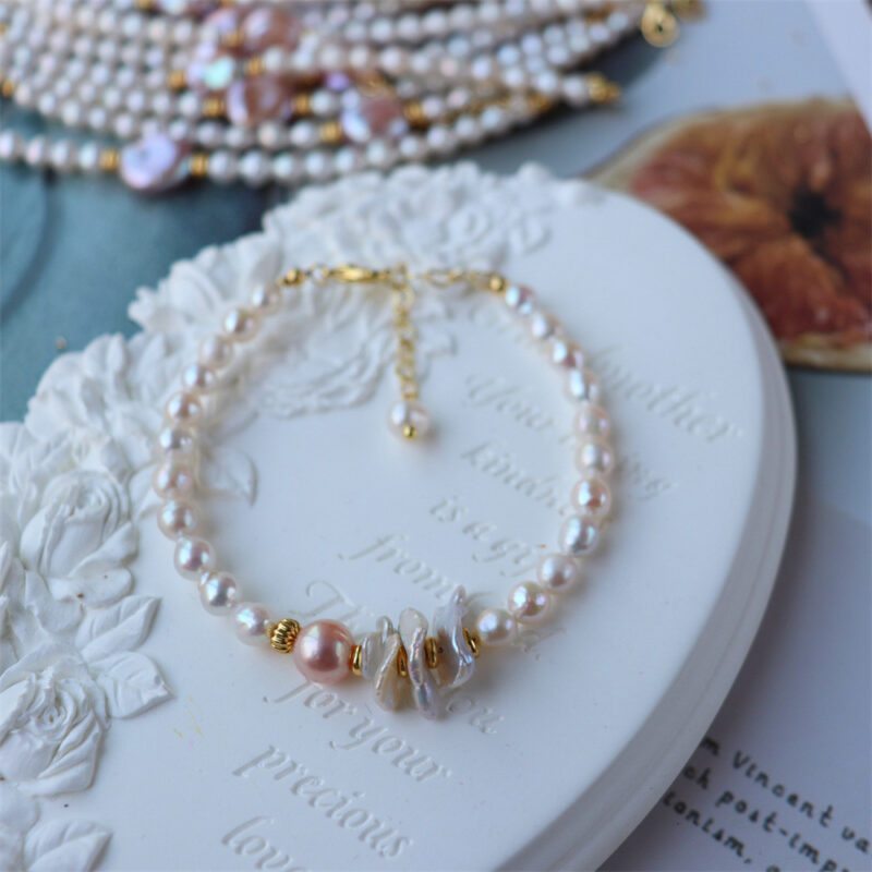 Exhibidor de pulseras hechas a mano con perlas de agua dulce francesas en capas