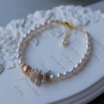 Pulsera francesa de perlas de agua dulce hecha a mano, con capas (vista frontal)