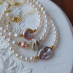 Pulsera hecha a mano con perlas de agua dulce francesas en capas y detalles superpuestos.