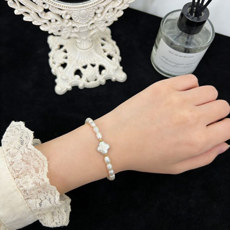 Pulsera elástica de perlas de agua dulce barrocas naturales (vista frontal)