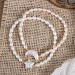 Pulsera elástica de perlas de agua dulce barrocas naturales con expositor lateral