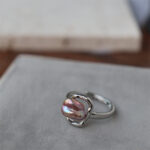 Anillo abierto geométrico de perlas Keshi de agua dulce natural