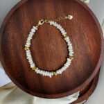 Exhibición de pulsera barroca de perlas naturales de agua dulce