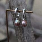 Boucles d'oreilles serpent pavées violettes Edison en perles, détails apparents