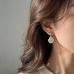 Detalles de los pendientes colgantes de perlas blancas barrocas de agua dulce