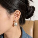 Pendientes colgantes de perlas blancas barrocas de agua dulce con detalles